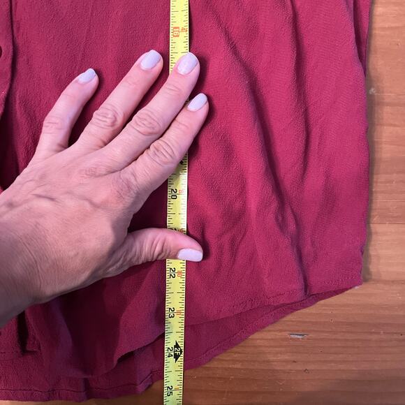 Banana Republic Women's V-Neck Short Sleeve Burgundy Button Blouse Size Medium - Picture 5 of 6